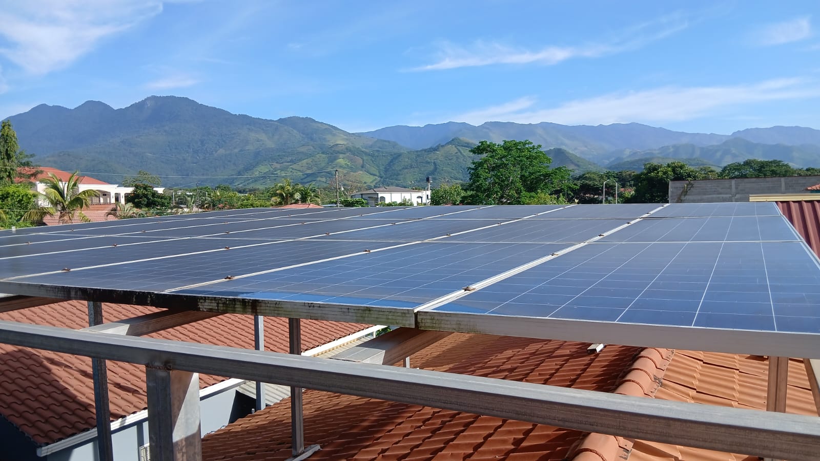 Vista panorámica de una instalación solar en altura — División Energía